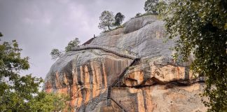 De leeuwenpoten van Lion Rock in Sri Lanka en de laatste trappen naar de top